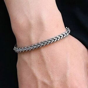STAINLESS STEEL MINIMALIST BRACELET